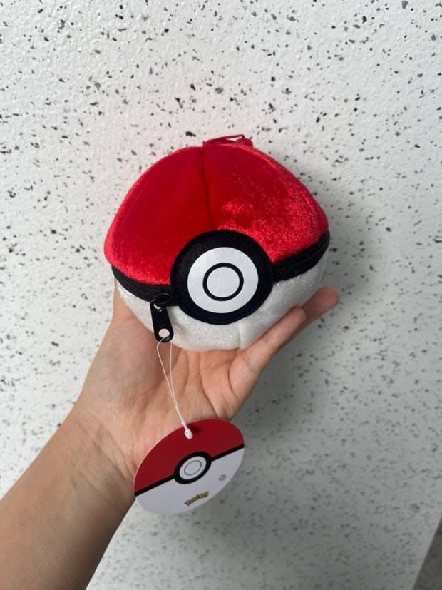 Pokemon Poké Ball Plush Pouch + Random Keychain SET